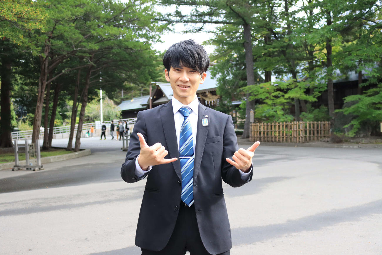 北海道神宮での必勝祈願後、ポーズを決める雪印メグミルク佐藤幸（撮影・保坂果那）