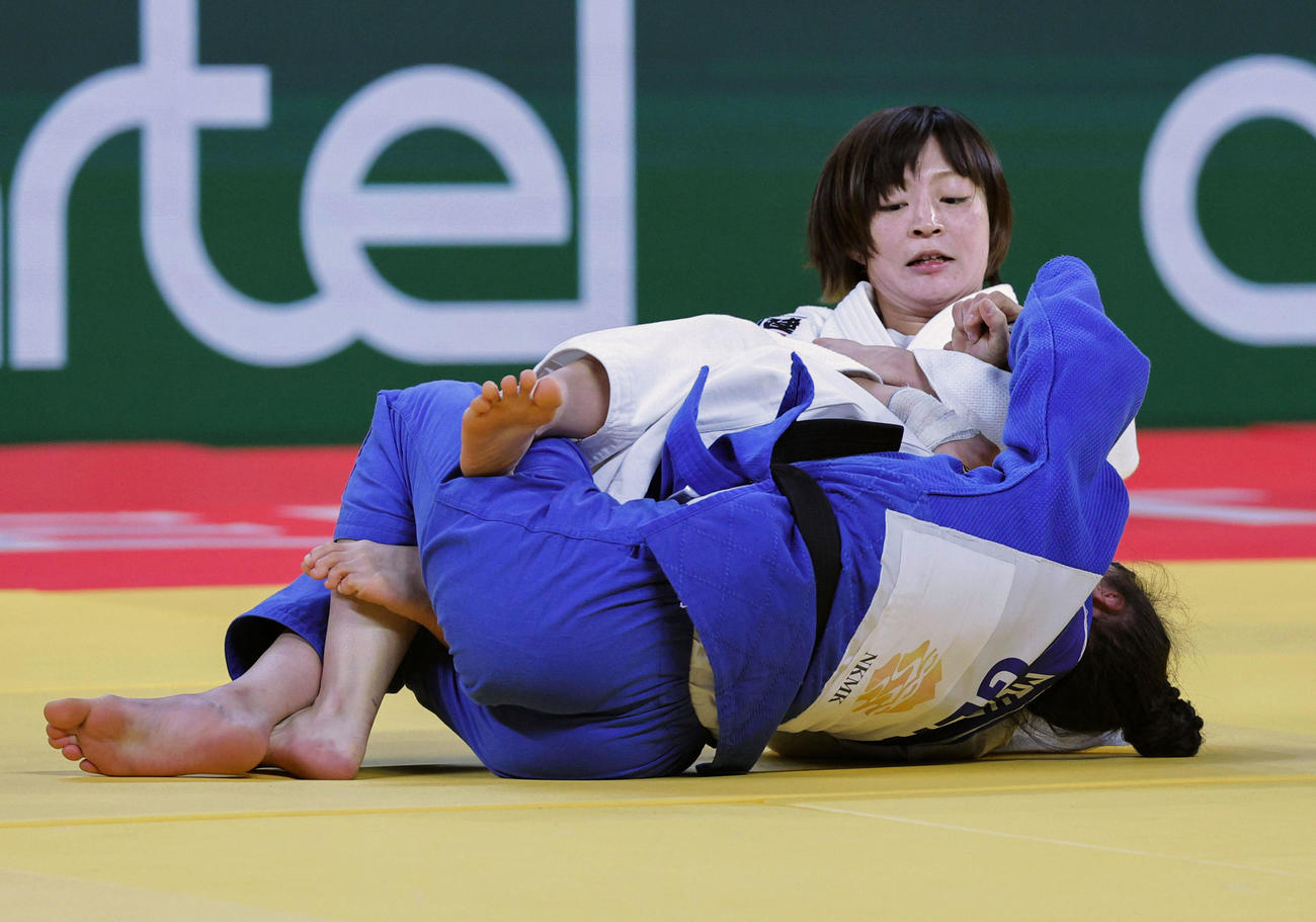 女子48キロ級決勝ドイツ選手（手前）を攻める角田夏実（共同）
