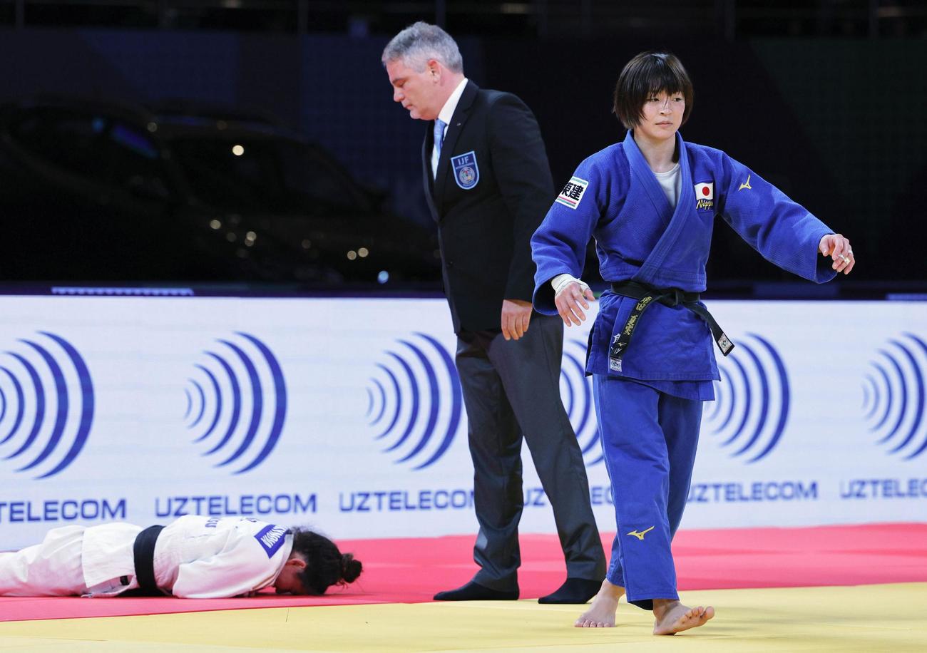 女子48キ 級準決勝カザフスタン選手（左）に勝利した角田夏実（共同）