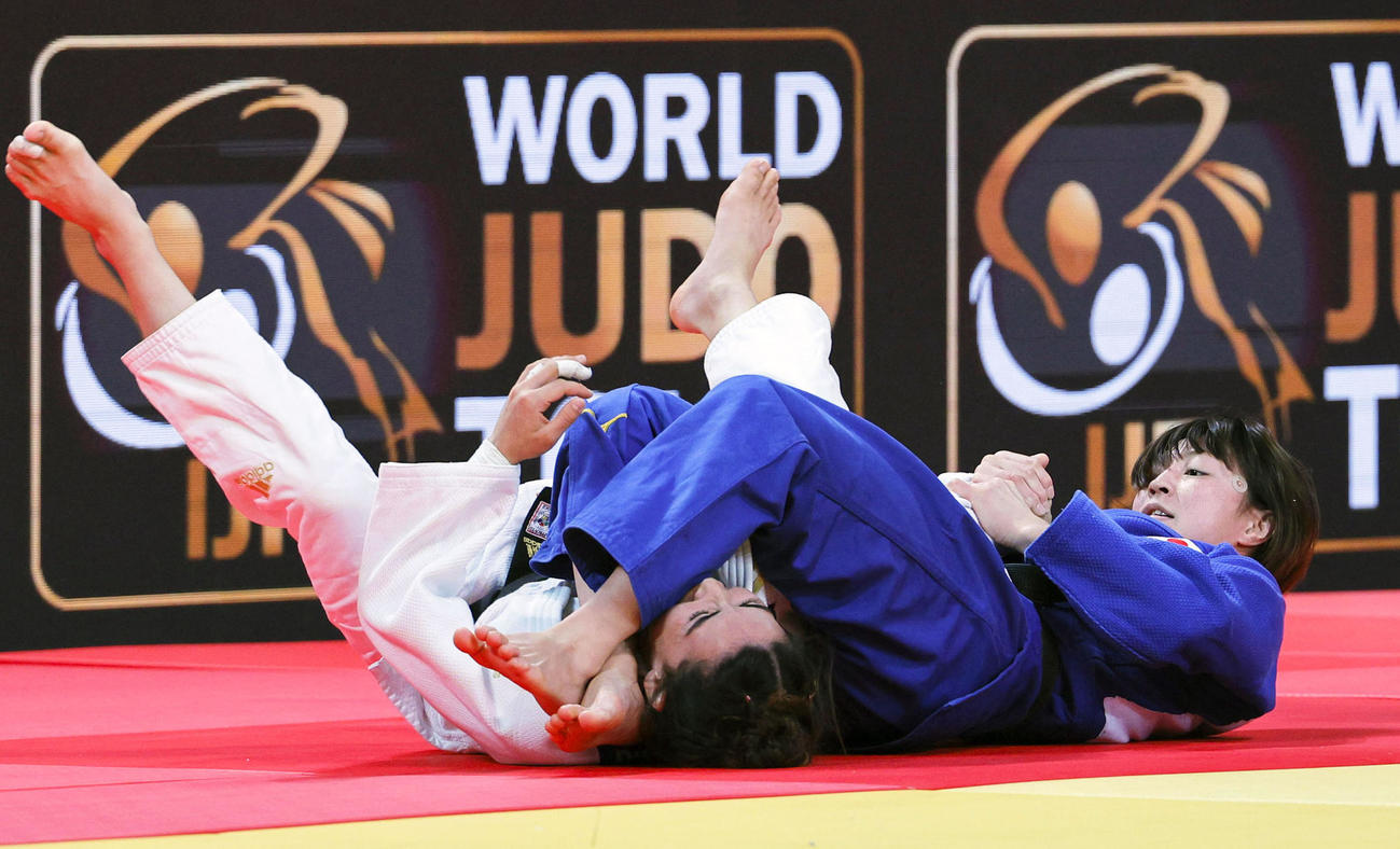 女子48キロ級準決勝カザフスタン選手（左）を攻める角田夏実（共同）