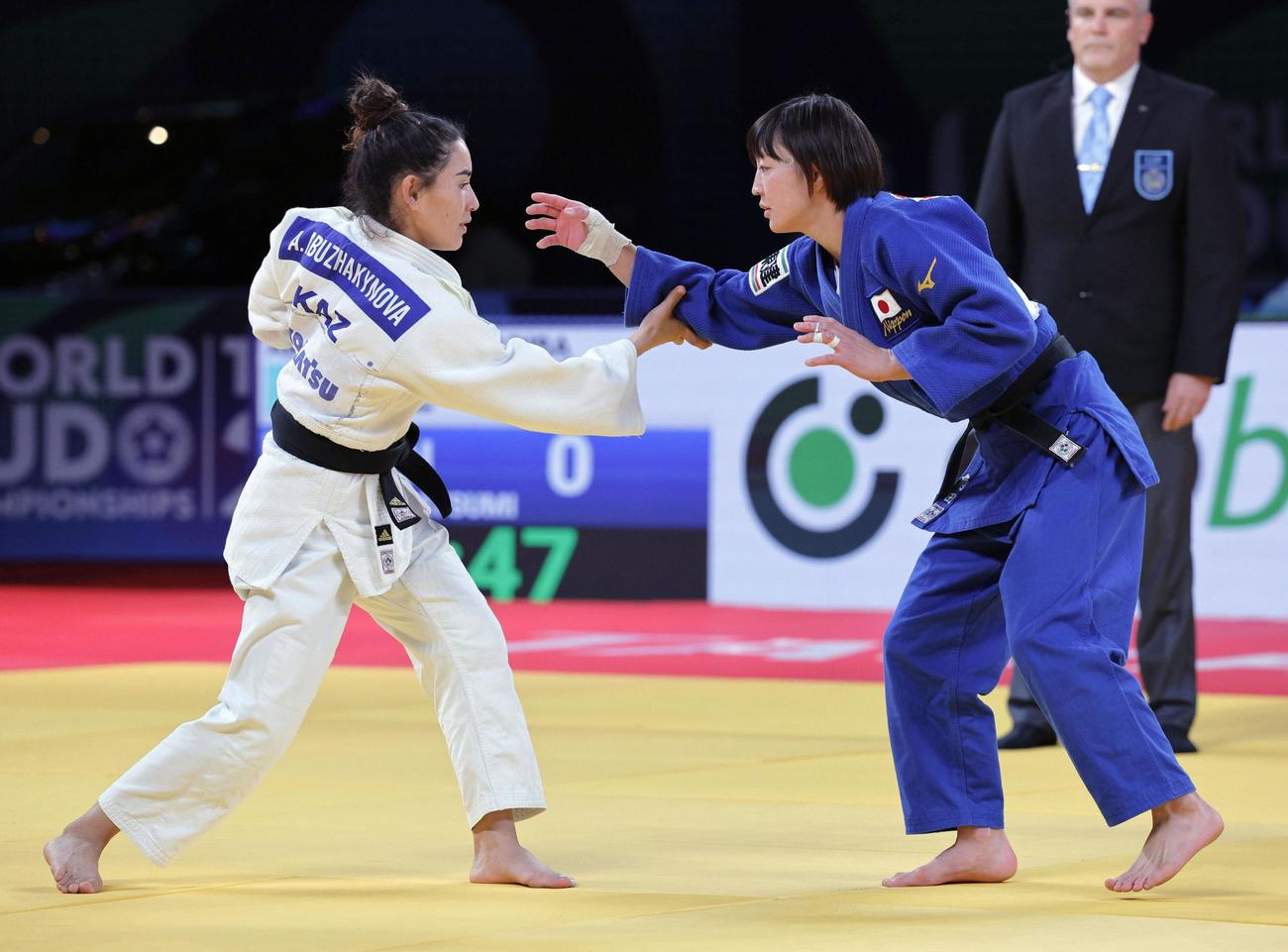 女子48キロ級準決勝カザフスタン選手（左）と対戦する角田夏実（共同）