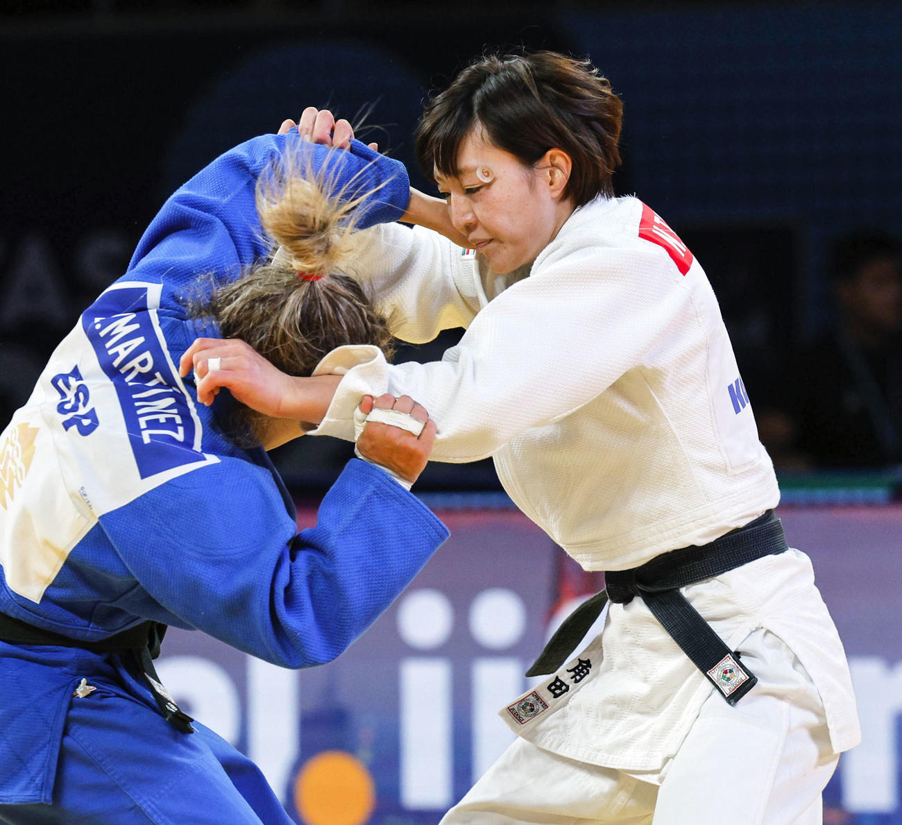 女子48キロ級3回戦スペイン選手（左）と対戦する角田夏実（共同）