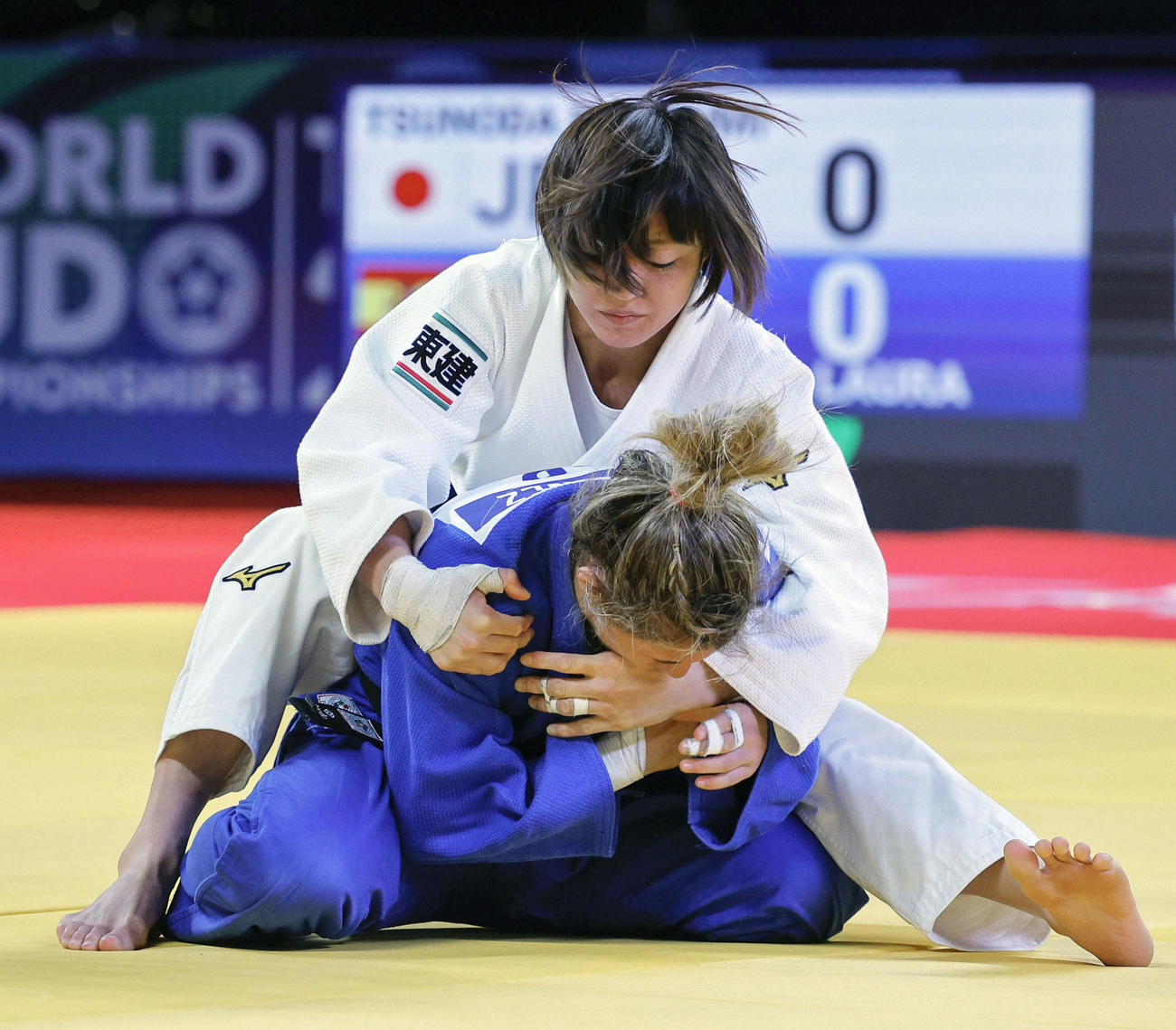 女子48キロ級3回戦スペイン選手（下）と対戦する角田夏実（共同）