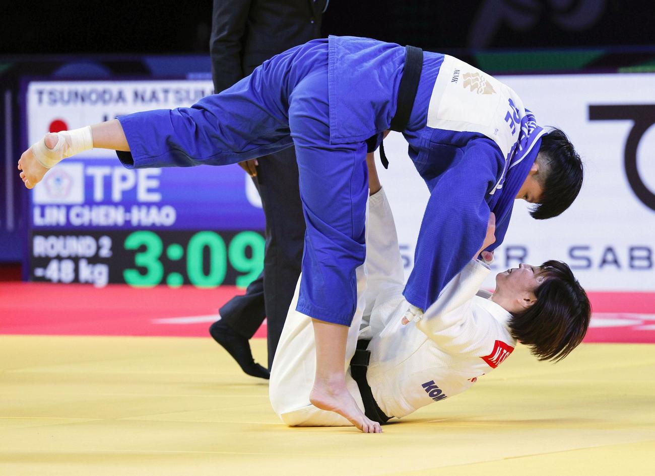 女子48キロ級2回戦台湾選手（上）を攻める角田夏実（共同）