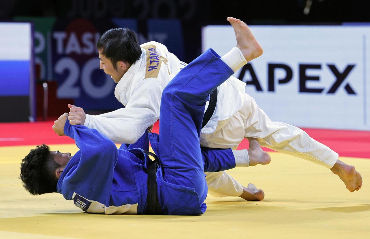 決勝でモンゴル選手（下）に一本勝ちし、4度目の優勝を果た高藤直寿