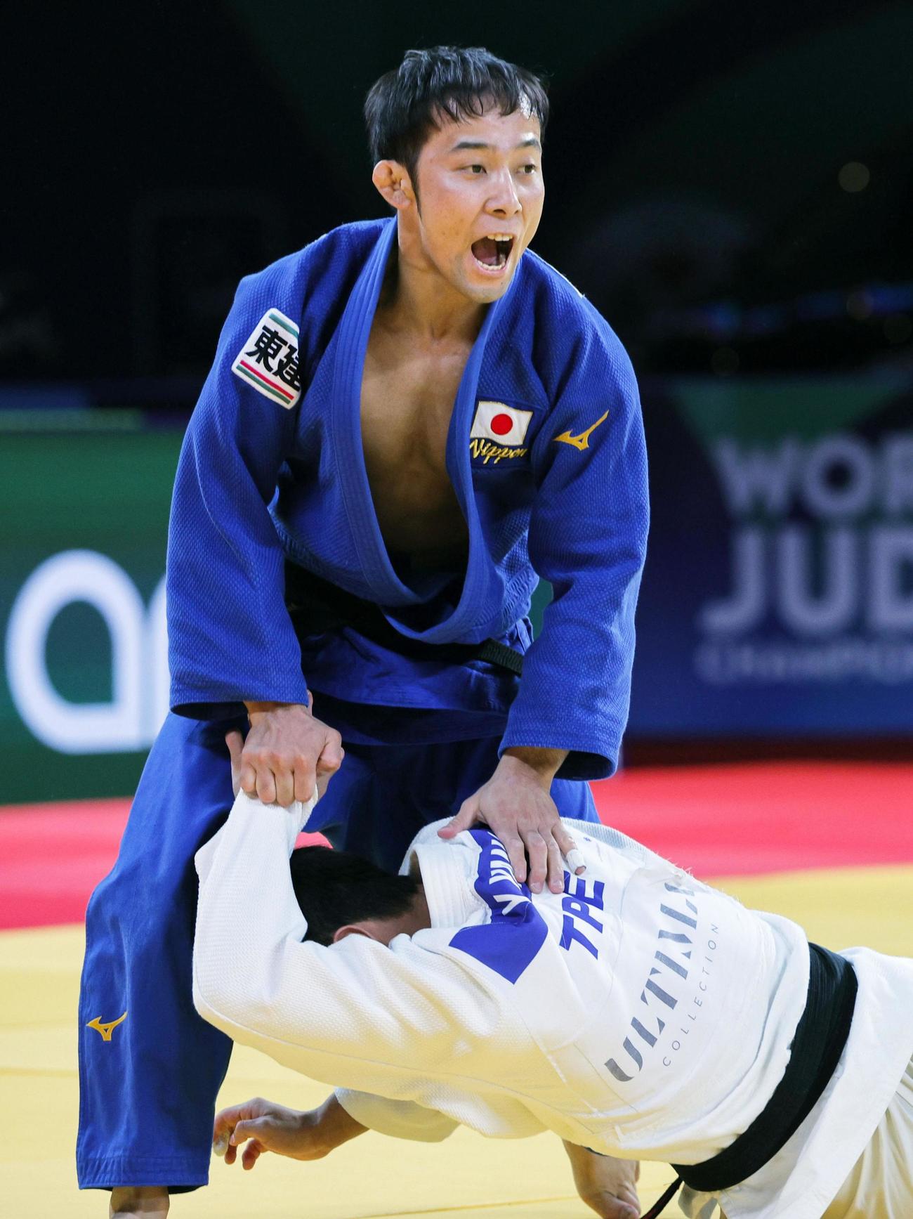 準決勝で台湾の楊勇緯（下）に優勢勝ちした高藤直寿