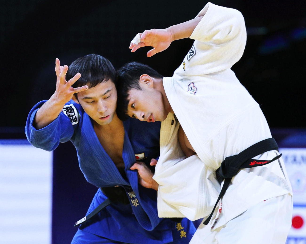 準決勝で台湾の楊勇緯（右）に優勢勝ちした高藤直寿