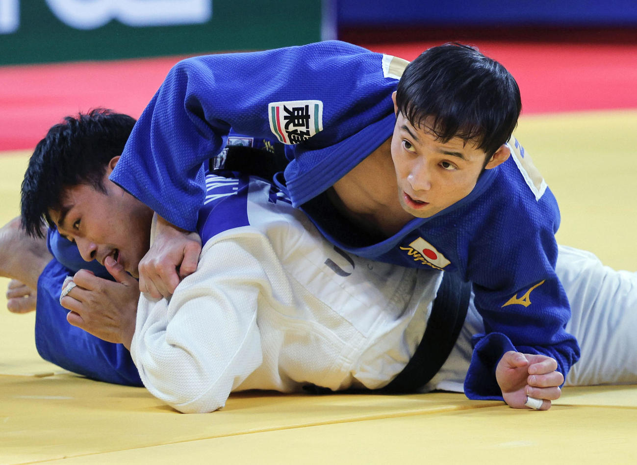 準決勝で台湾の楊勇緯（下）に優勢勝ちした高藤直寿