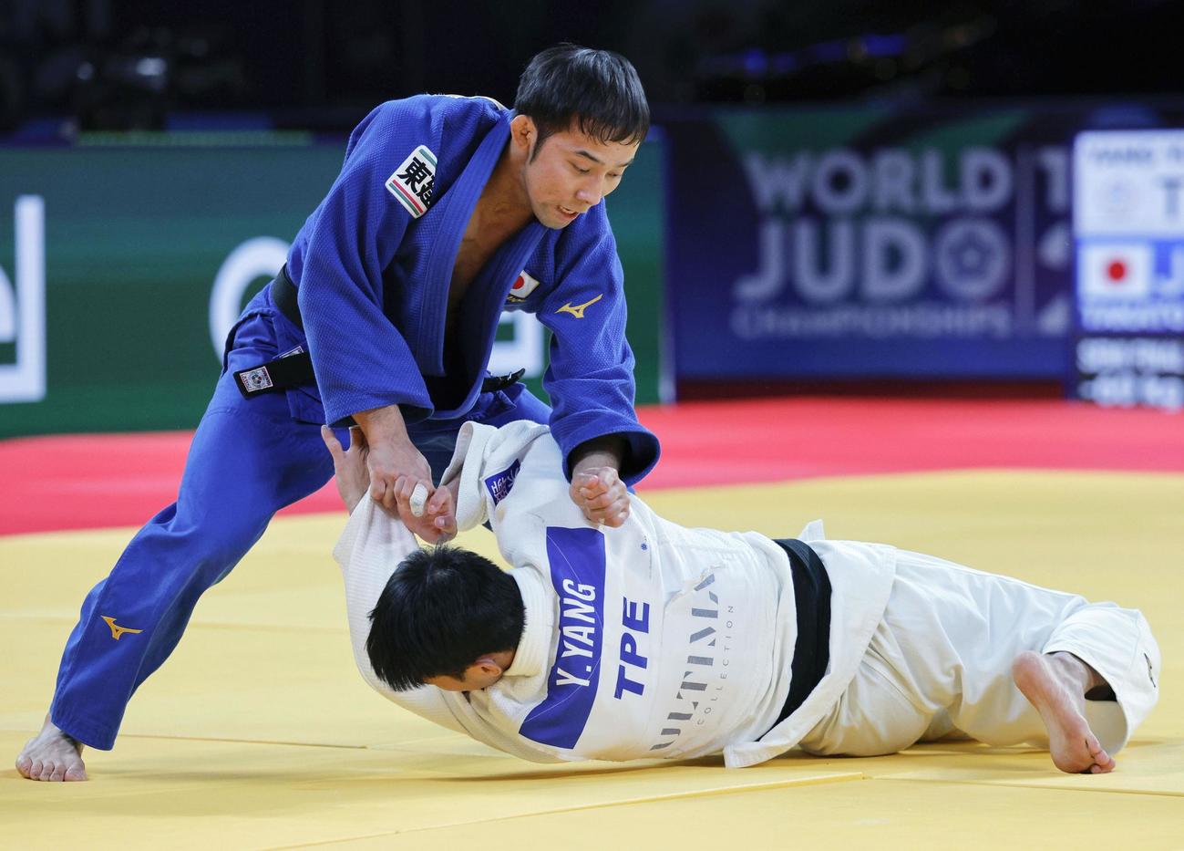 準決勝で台湾の楊勇緯（下）に優勢勝ちした高藤直寿
