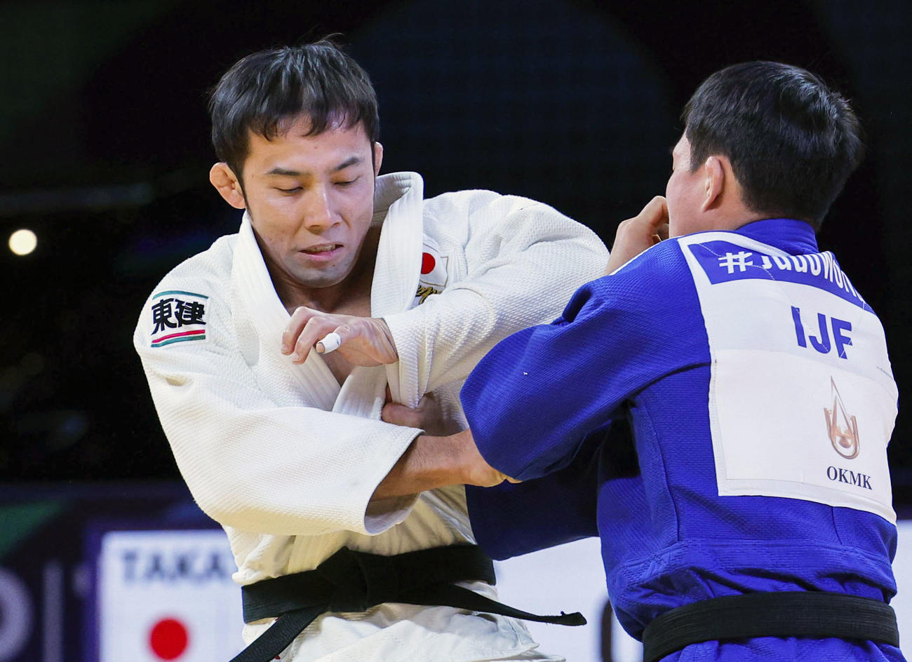 3回戦で韓国選手（右）と対戦する高藤直寿