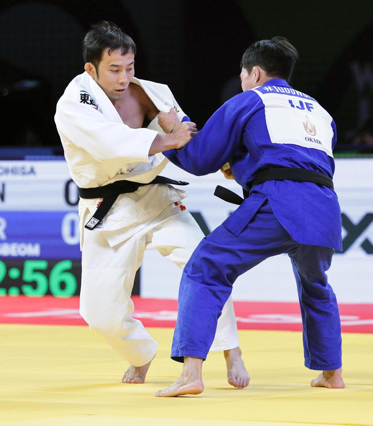 3回戦で韓国選手（右）と対戦する高藤直寿
