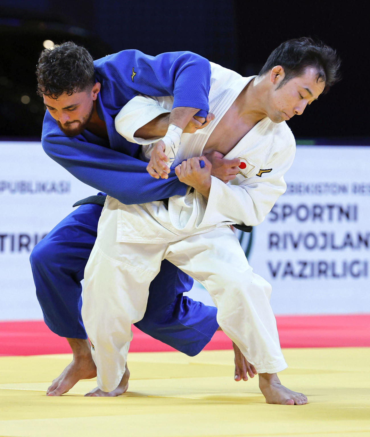 2回戦でドイツ選手（左）と対戦する高藤直寿