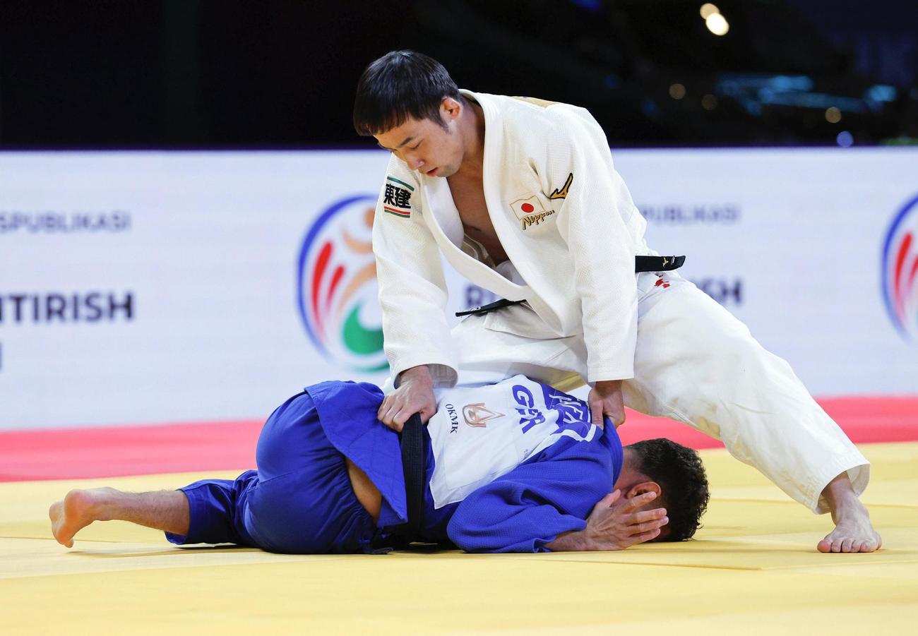 2回戦でドイツ選手（下）と対戦する高藤直寿