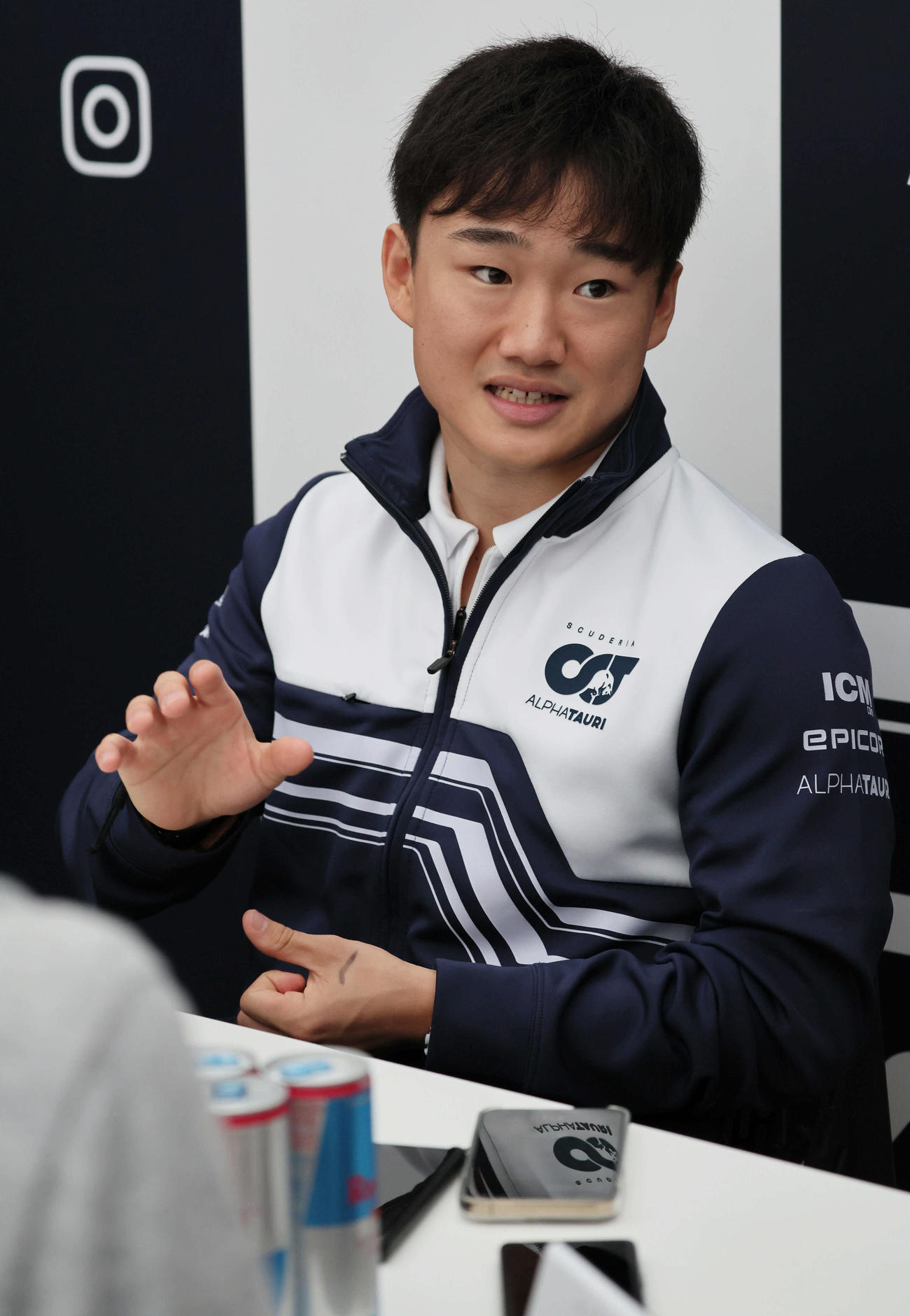 サーキット到着後、チームホスピタリティブースで囲み取材に応じる角田裕毅（撮影・宮崎幸一）