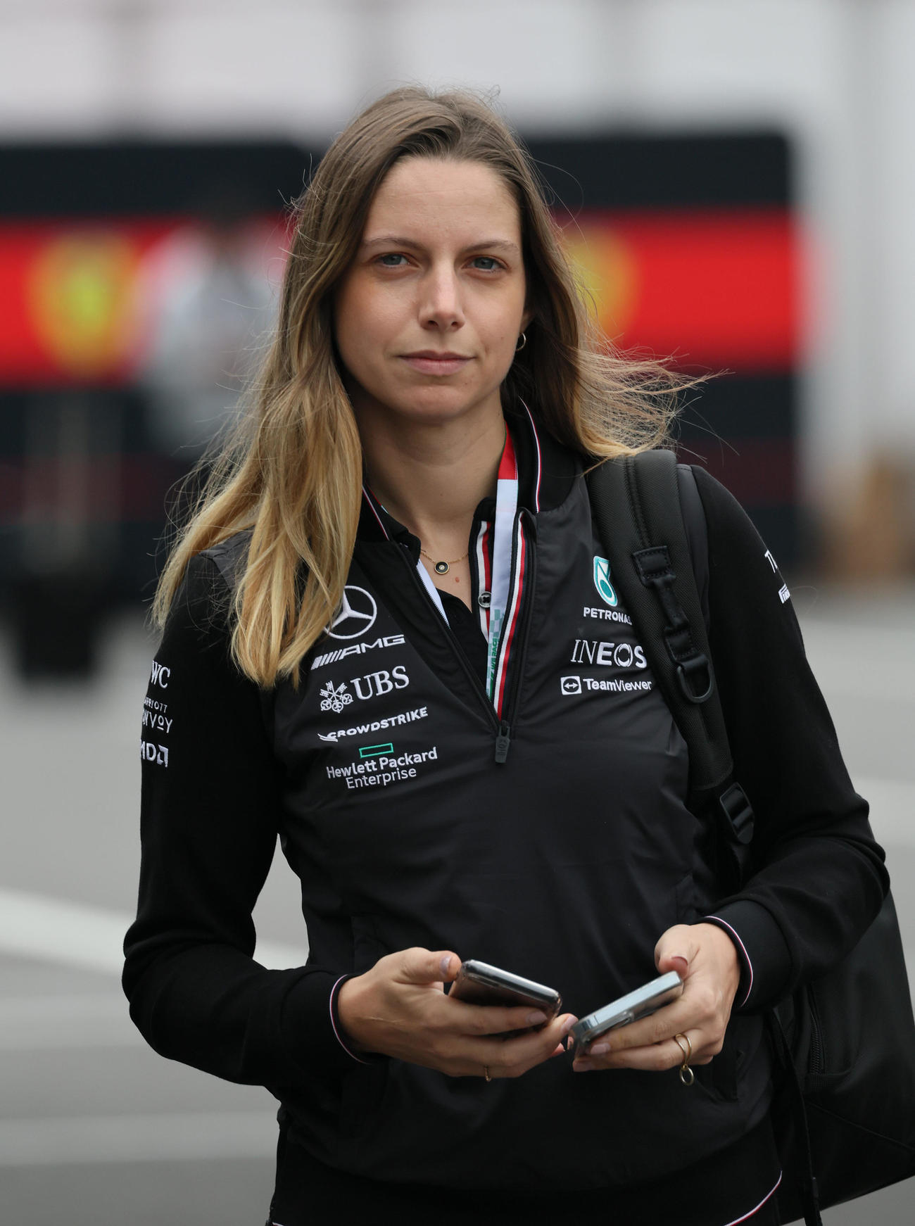 F1を裏から支える女性たち。メルセデスのスタッフ（撮影・宮崎幸一）