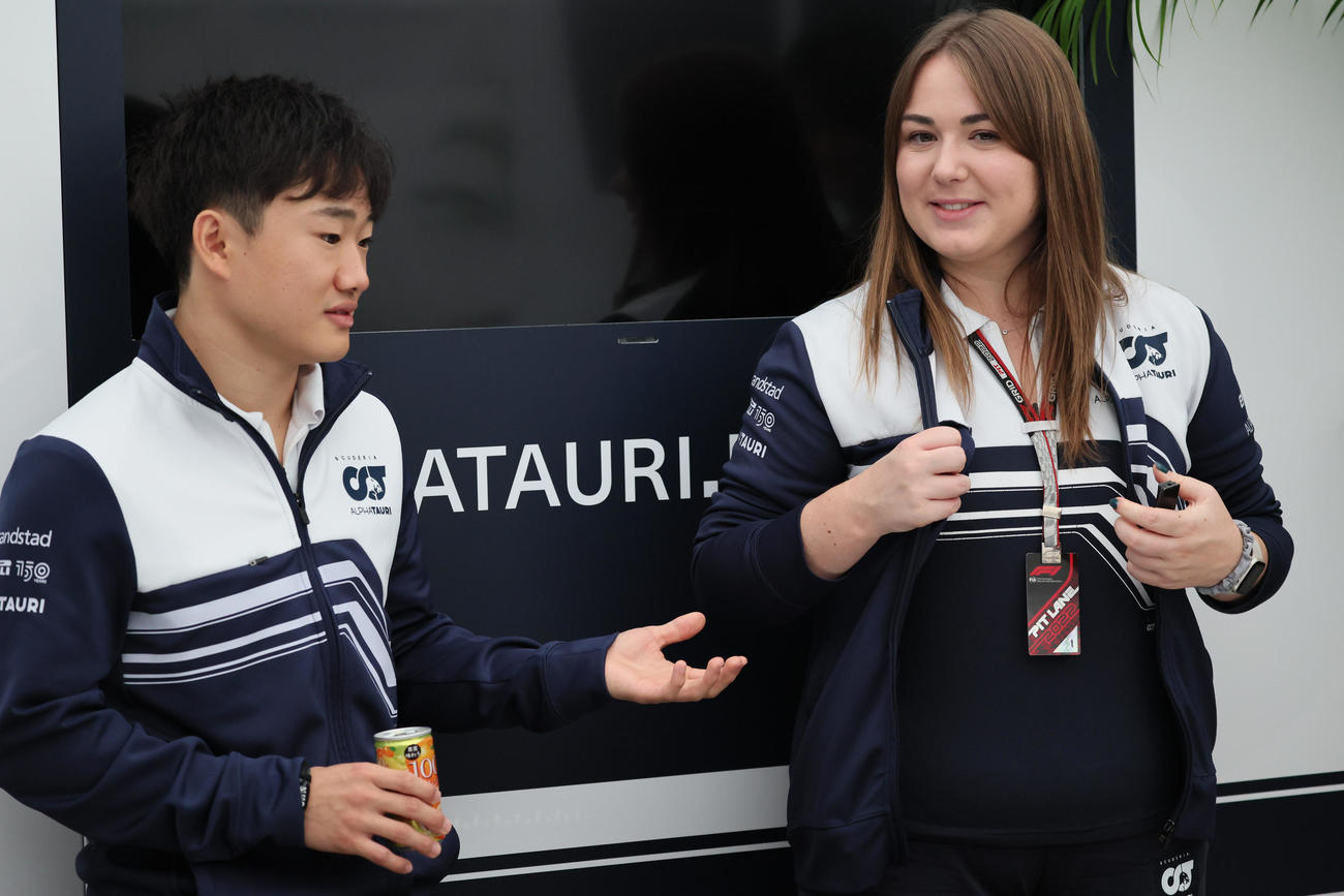 F1を裏から支える女性たち。アルファ・タウリのスタッフと角田裕毅（撮影・宮崎幸一）