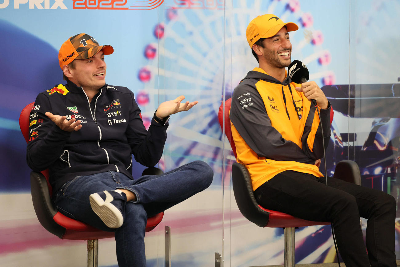 マックス・フェルスタッペン（左）はダニエル・リカルドの話におどけてみせる（撮影・宮崎幸一）