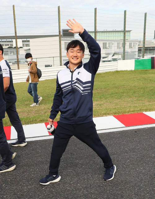 コースを歩いてチェックする角田裕毅（撮影・宮崎幸一）