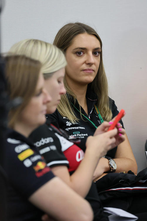 F1を裏から支える女性たち。メルセデスのスタッフ（撮影・宮崎幸一）