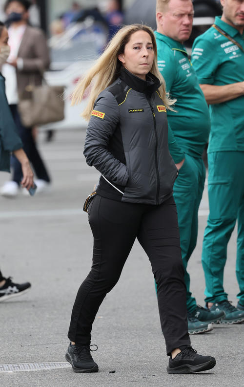F1を裏から支える女性たち。ピレリのスタッフ（撮影・宮崎幸一）