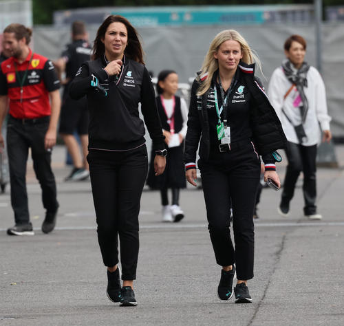 F1を裏から支える女性たち。メルセデスのスタッフ（撮影・宮崎幸一）