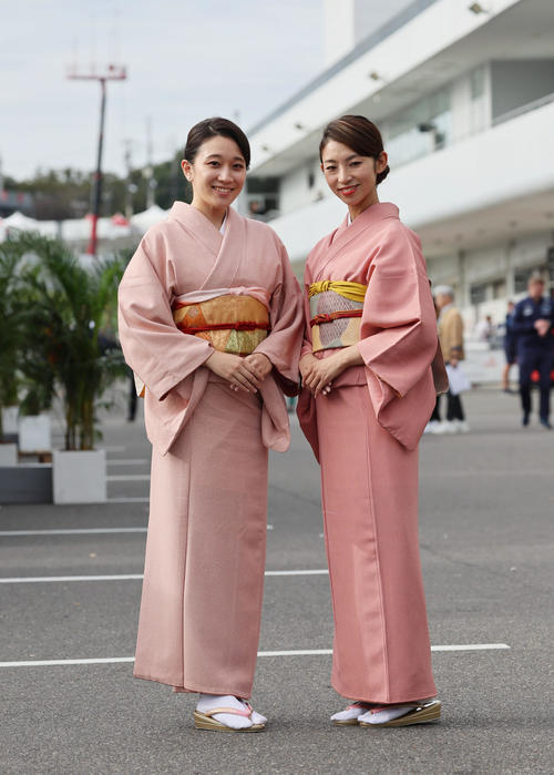 F1を裏から支える女性たち。ホスピタリティでお茶や日本舞踊の日本文化を広めるスタッフ（撮影・宮崎幸一）