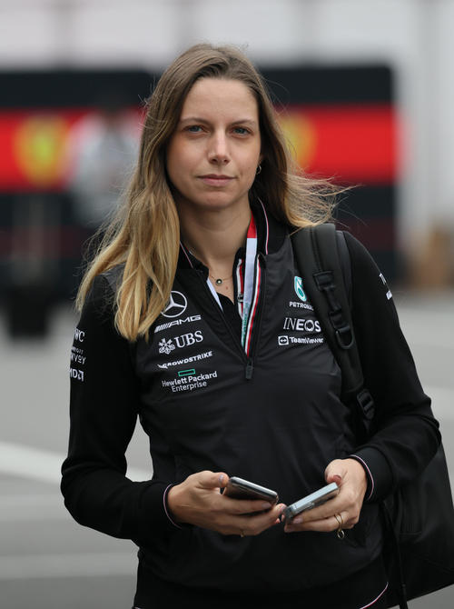F1を裏から支える女性たち。メルセデスのスタッフ（撮影・宮崎幸一）