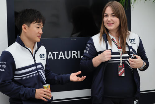 F1を裏から支える女性たち。アルファ・タウリのスタッフと角田裕毅（撮影・宮崎幸一）