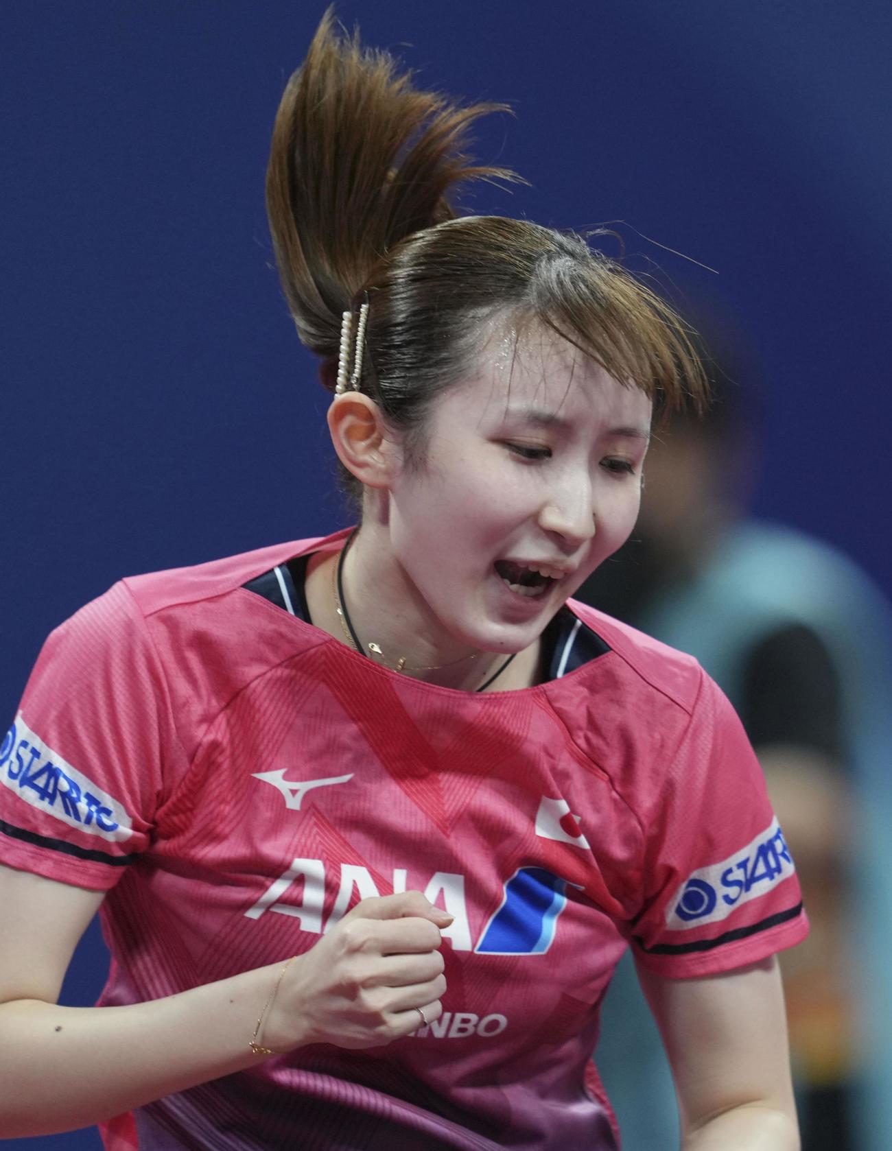 女子準々決勝のスロバキア戦で喜ぶ早田ひな（共同）