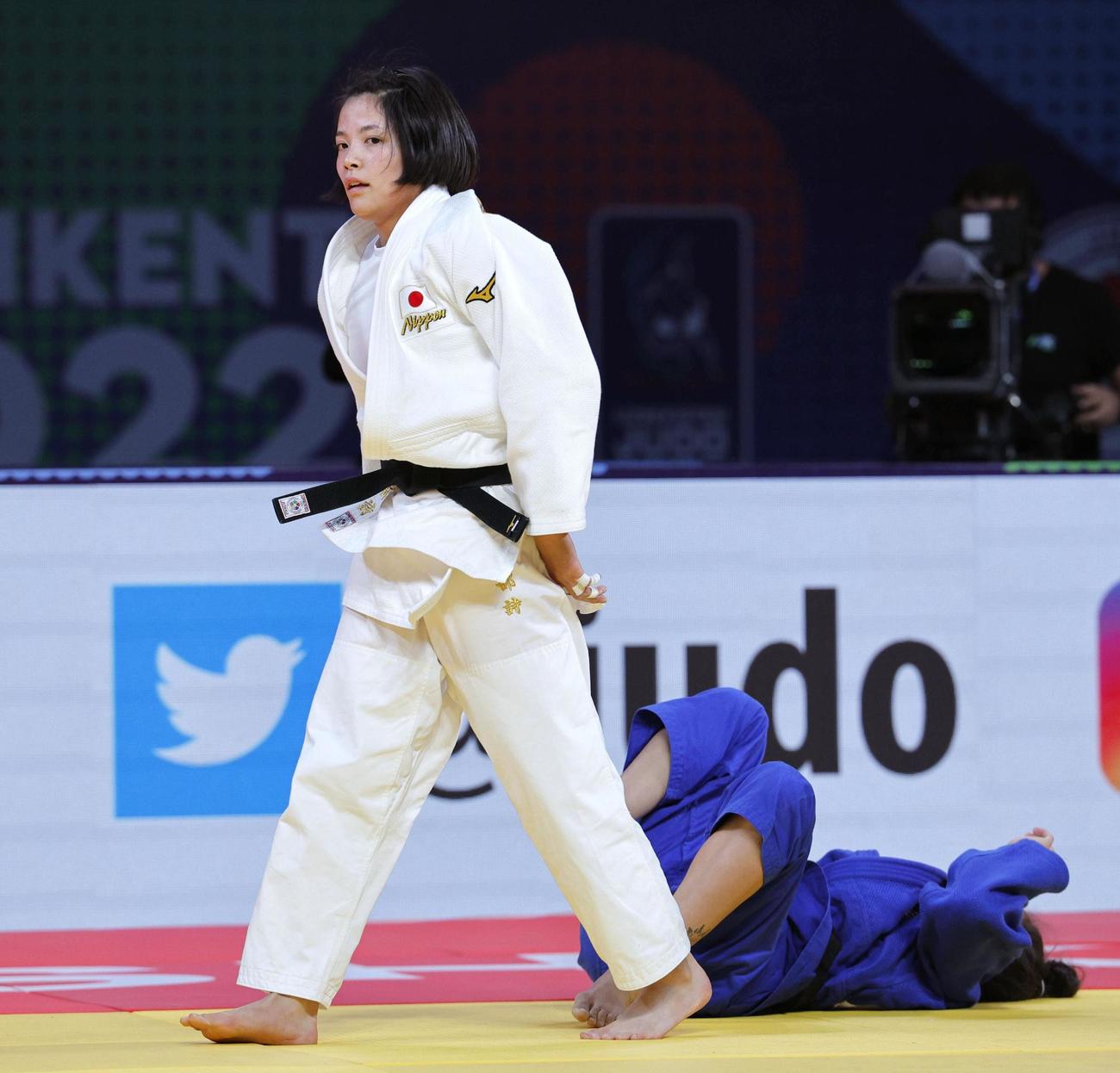 女子52キロ級決勝　英国のチェルシー・ジャイルズ（右）から技ありを奪った阿部詩（共同）