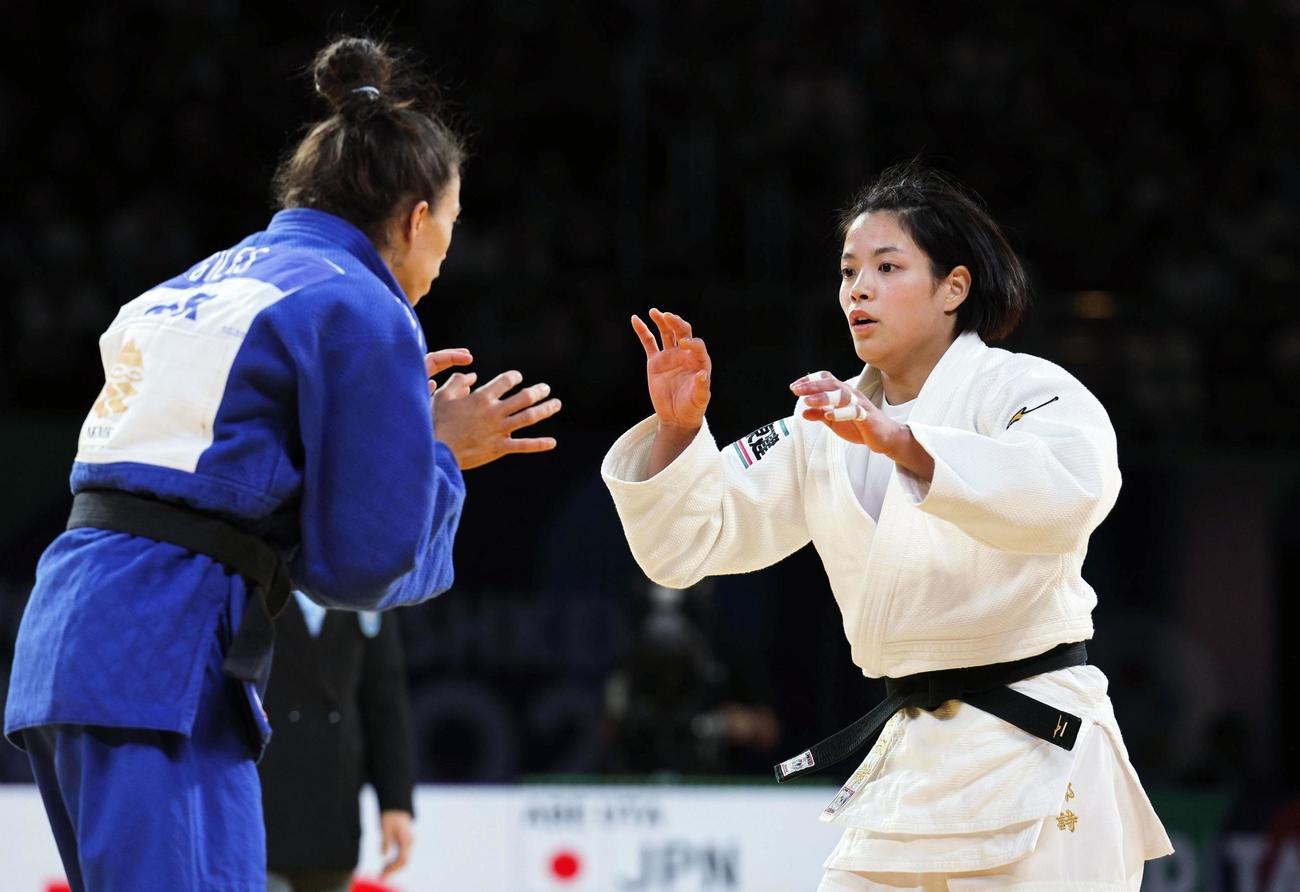 女子52キロ級決勝　英国のチェルシー・ジャイルズ（左）と対戦する阿部詩（共同）