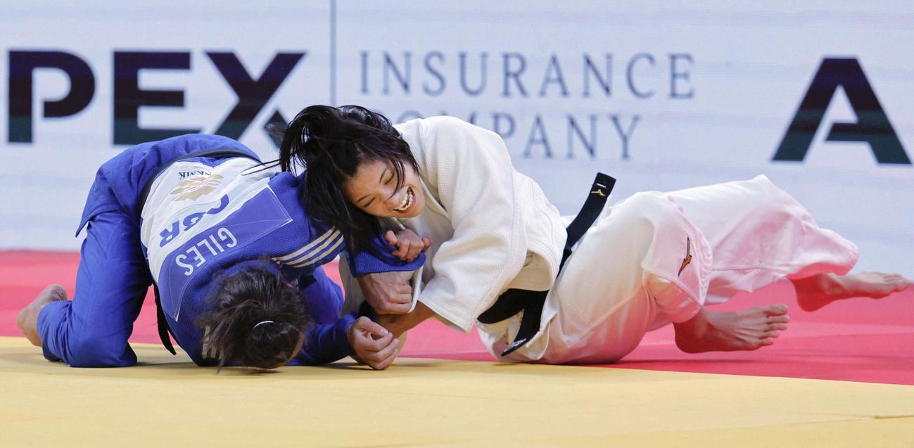 女子52キロ級決勝　英国のチェルシー・ジャイルズ（左）を攻める阿部詩。優勢勝ちし、3度目の優勝を果たした（共同）