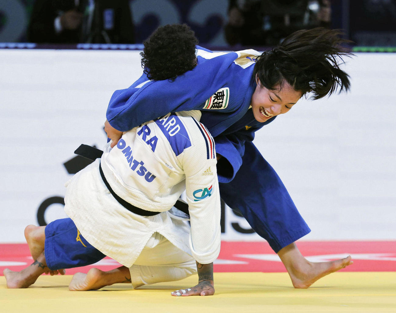 女子52キロ級準決勝　フランスのアマンディーヌ・ブシャール（左）に一本勝ちした阿部詩（共同）