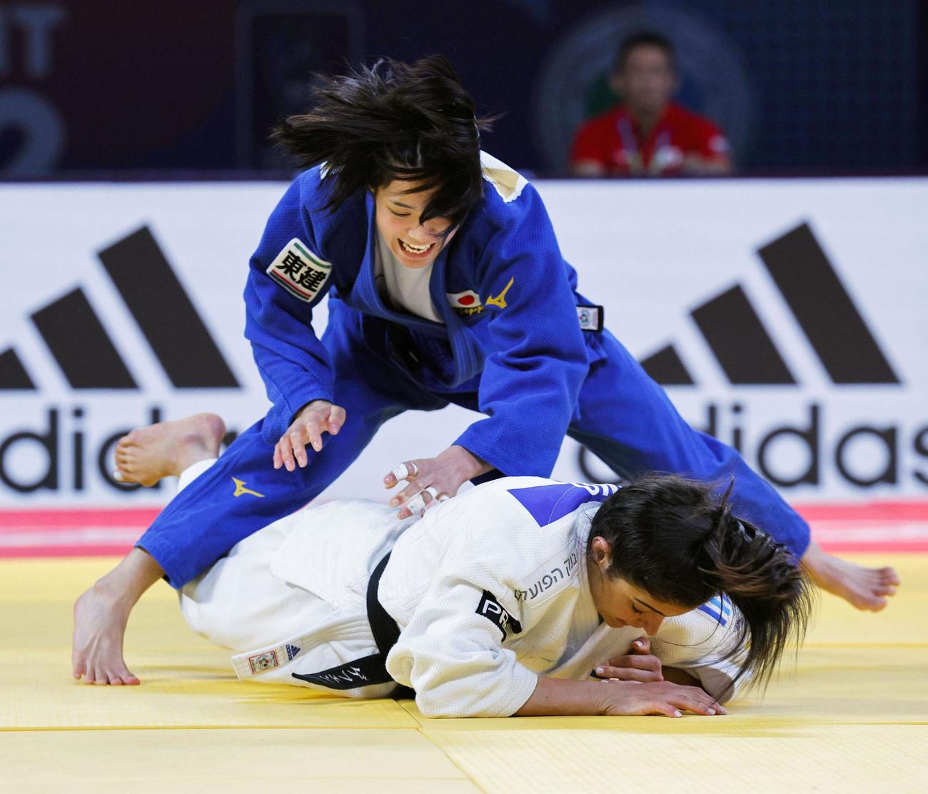 女子52キロ級準々決勝　イスラエル選手（下）を攻める阿部詩（共同）