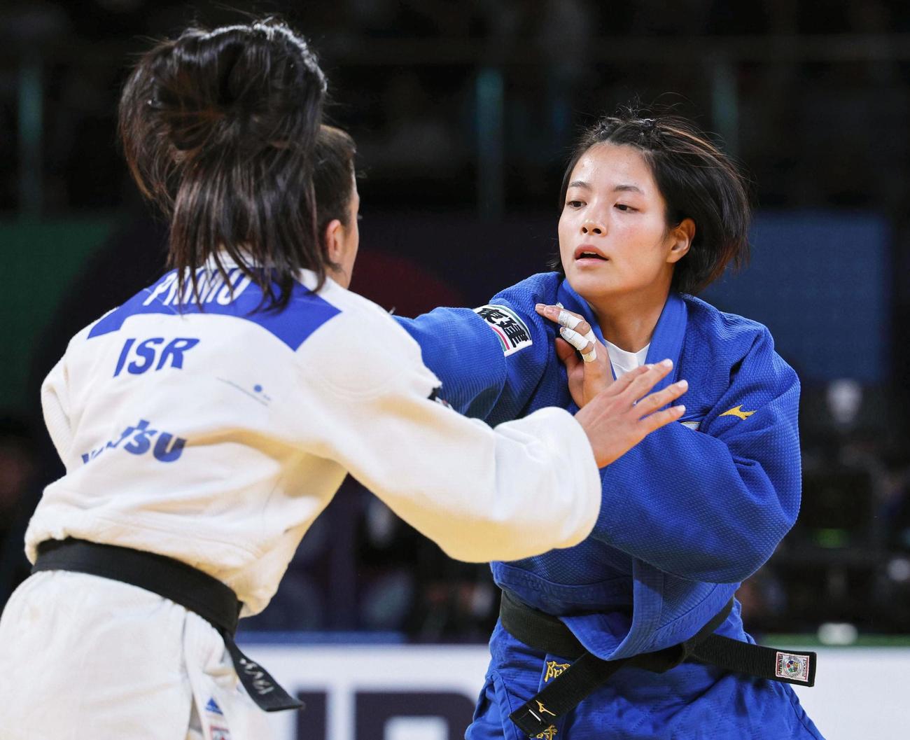 女子52キロ級準々決勝　イスラエル選手（左）と対戦する阿部詩（共同）