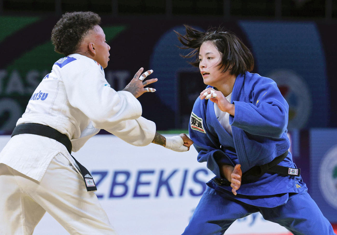 女子52キロ級準決勝　フランスのアマンディーヌ・ブシャール（左）と対戦する阿部詩（共同）