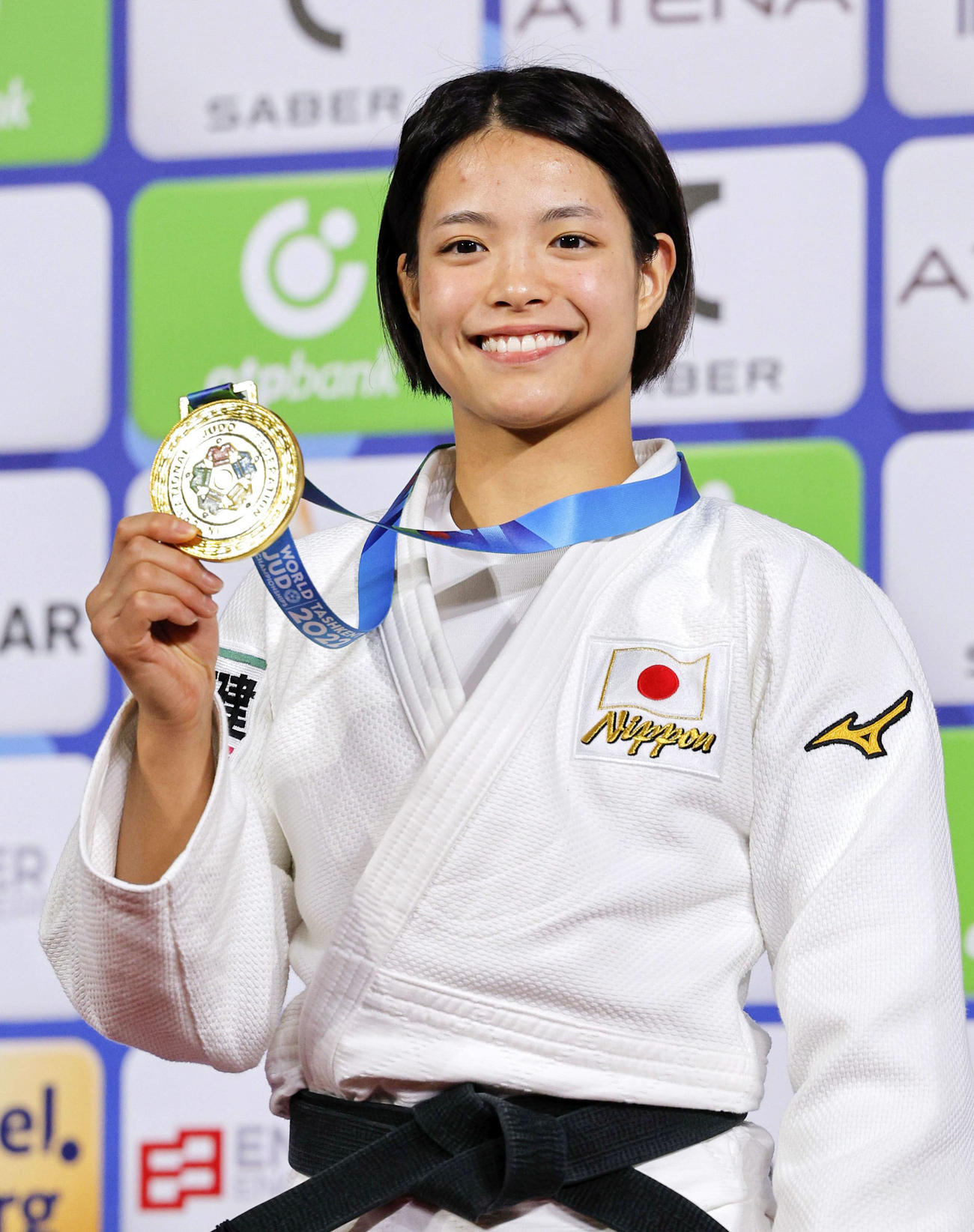 女子52キロ級で優勝し金メダルを手にする阿部詩（共同）