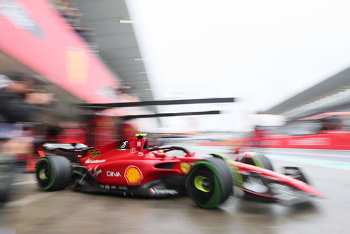 雨のフリー走行2回目でピットアウトするフェラーリのカルロス・サインツ（撮影・宮崎幸一）