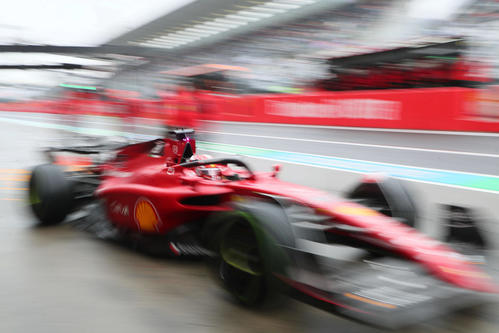 雨のフリー走行2回目でピットインするフェラーリのシャルル・ルクレール（撮影・宮崎幸一）