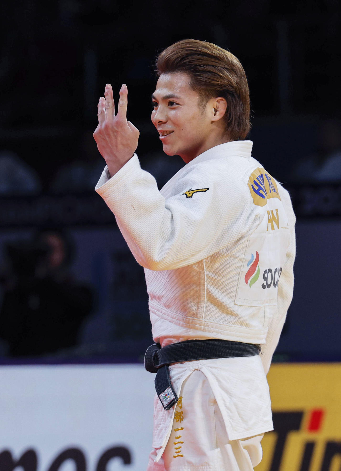 柔道の世界選手権男子66キロ級で優勝し喜ぶ阿部一二三。3度目の制覇を果たした（共同）