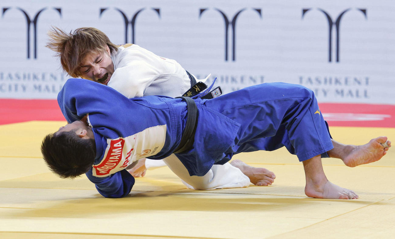 柔道の世界選手権男子66キロ級決勝で丸山城志郎（下）を下し優勝した阿部一二三（共同）