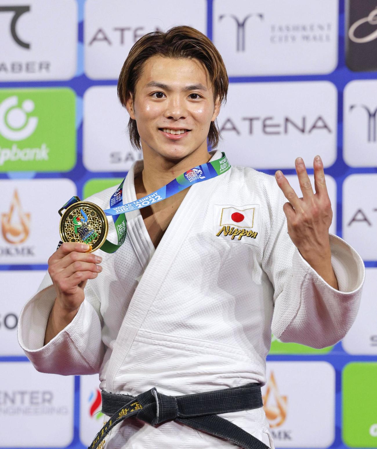 男子66キロ級で3度目の優勝を果たし金メダルを手に笑顔の阿部一（共同）