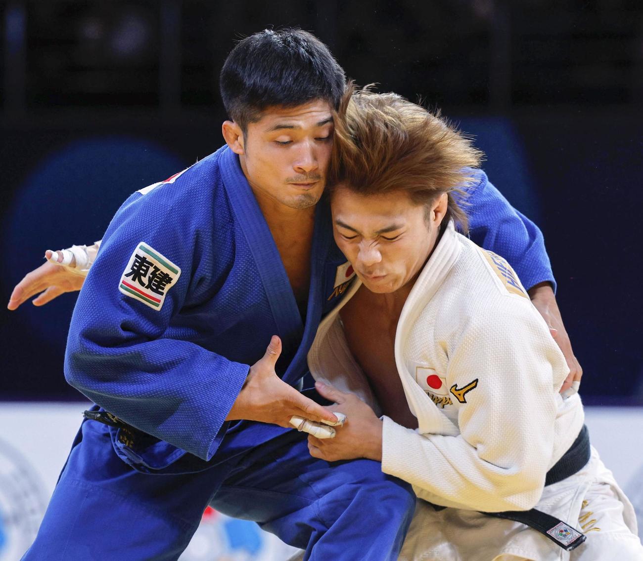 男子66キロ級決勝　丸山城志郎（左）と対戦する阿部一二三（共同）