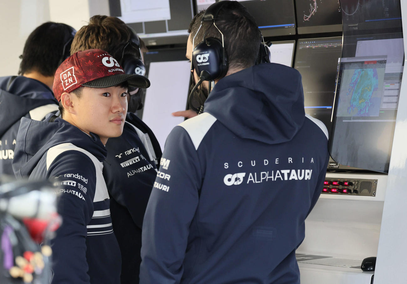 フリー走行2回目、ピットで天候と攻略方法を練るアルファタウリの角田裕毅（撮影・宮崎幸一）