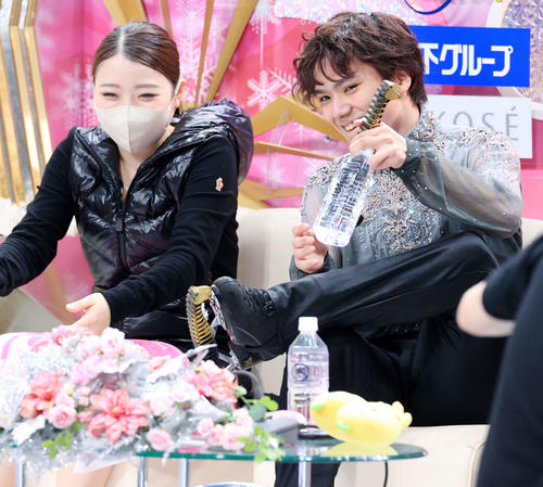 演技を終え、キスアンドクライで笑顔の宇野昌磨（右）。左は紀平梨花（撮影・浅見桂子）