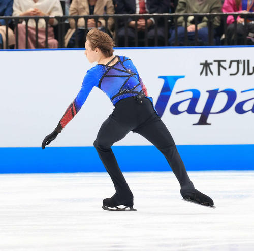 4回転アクセルを飛ぶマリニン（撮影・浅見桂子）