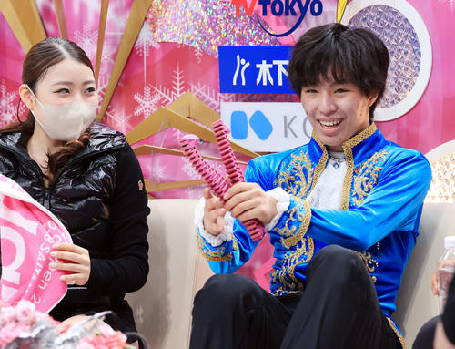演技を終え、キスアンドクライで笑顔の三浦（右）。左は紀平（撮影・浅見桂子）