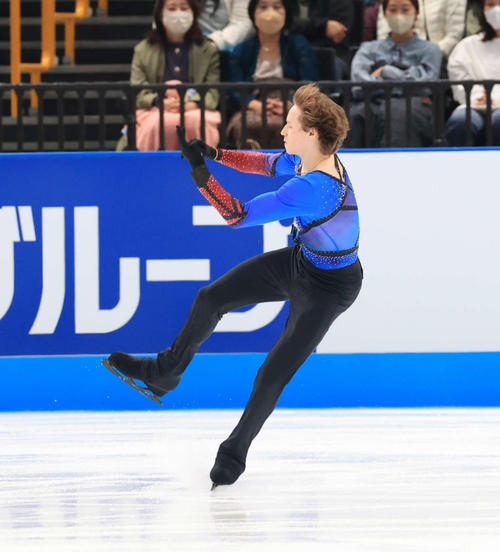 4回転アクセルを飛ぶマリニン（撮影・浅見桂子）