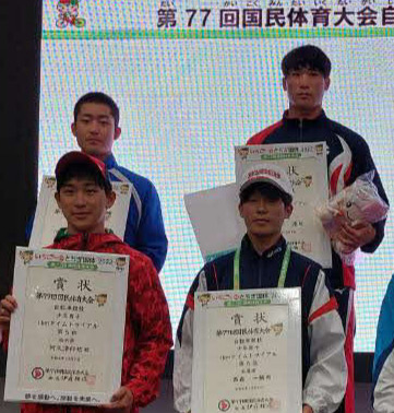 大会新記録で優勝し表彰台に上がる函館大谷・中石（後列右）（同高提供）