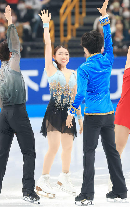 オープニングセレモニーで気合を入れる紀平（中央）らチーム日本（撮影・浅見桂子）